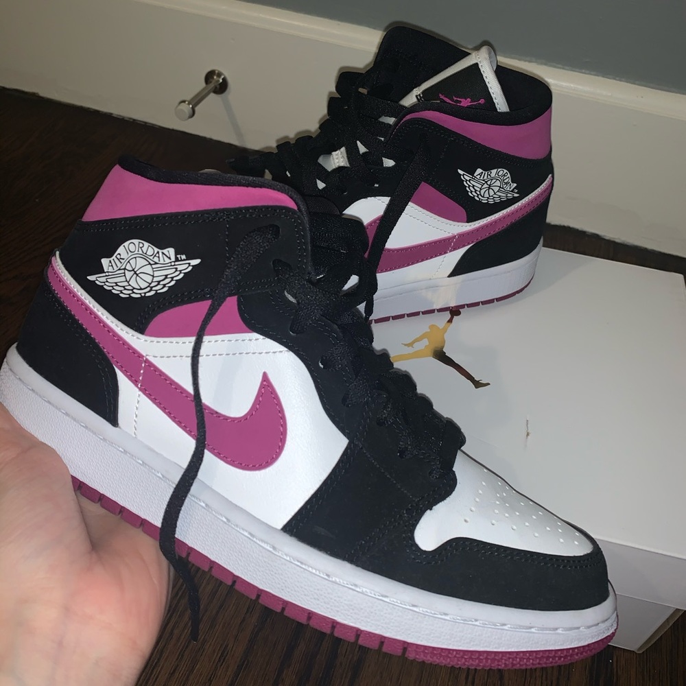 Jordan 1 Women's Mid Magenta